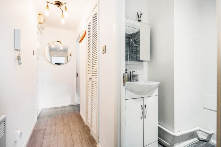 Feltham Apartment - Hallway