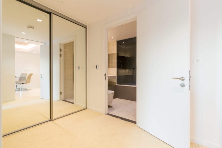 Hoola Luxury Apartment - Wardrobe